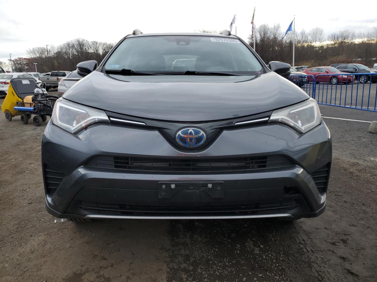 2018 TOYOTA RAV4 HV LE photo 9