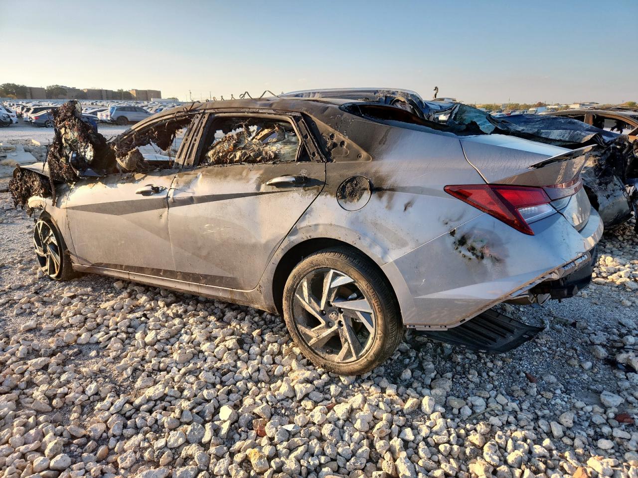 2025 HYUNDAI ELANTRA SEL SPORT photo 2