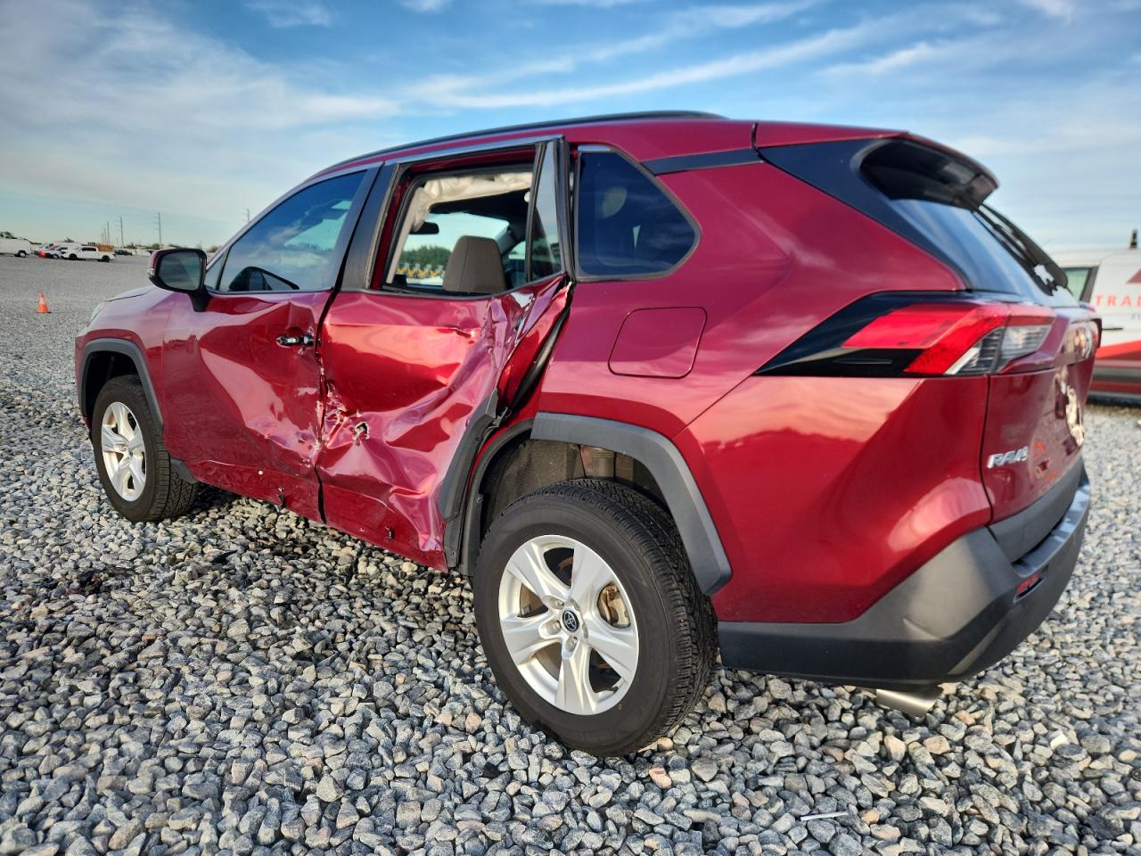 2021 TOYOTA RAV4 XLE photo 3