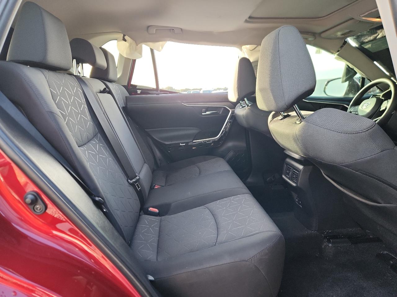 2021 TOYOTA RAV4 XLE photo 21