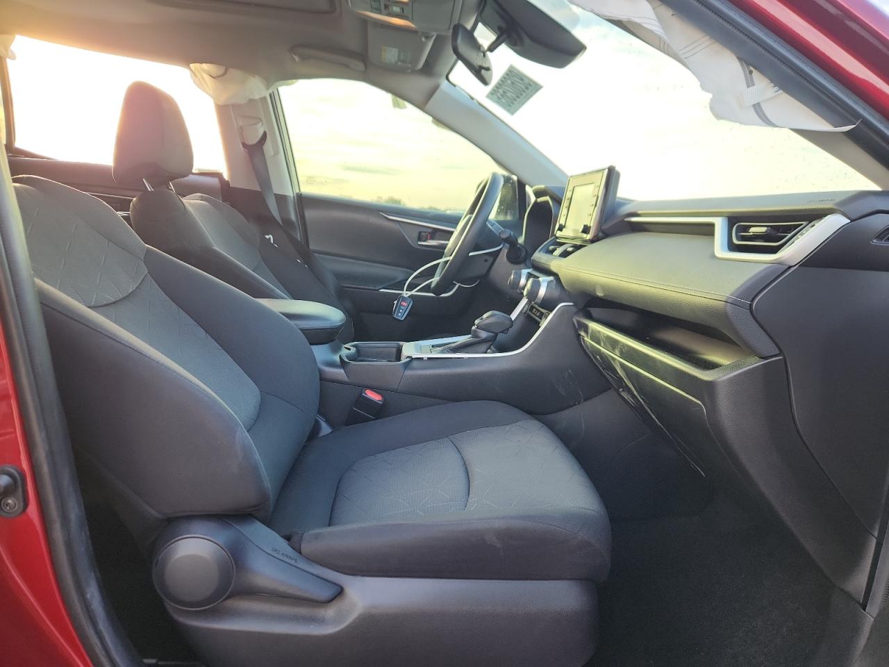 2021 TOYOTA RAV4 XLE photo 13