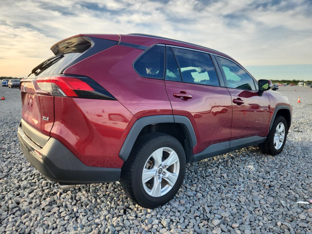 2021 TOYOTA RAV4 XLE photo 5