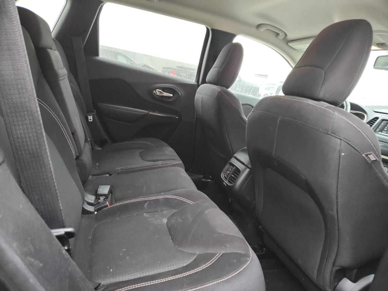 2015 JEEP CHEROKEE LATITUDE photo 11