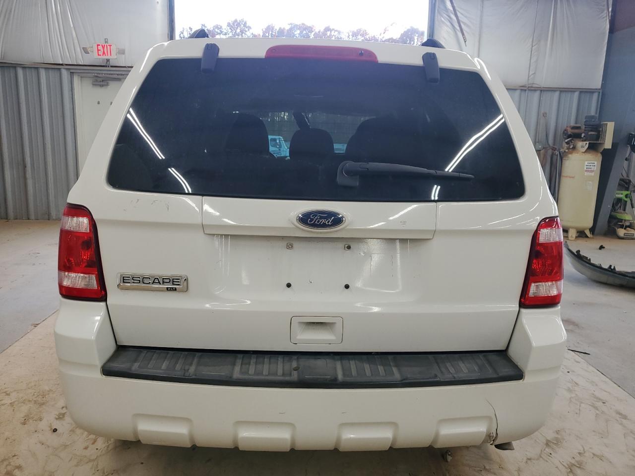 2011 FORD ESCAPE photo 11