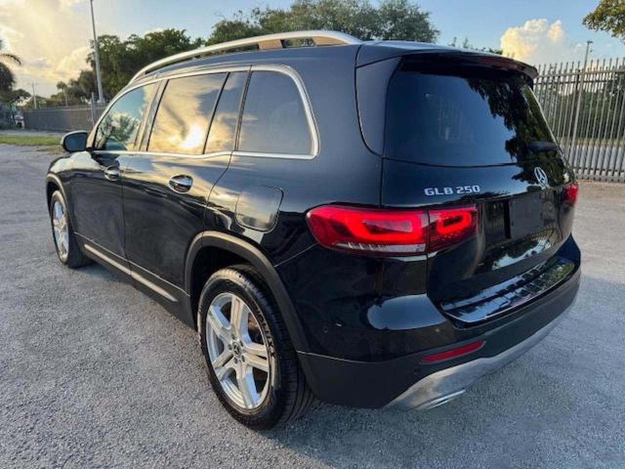 2020 MERCEDES-BENZ GLB 250 photo 2