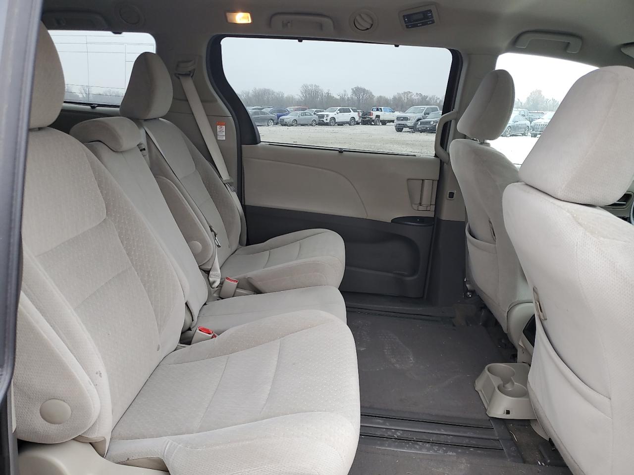 2015 TOYOTA SIENNA LE photo 11