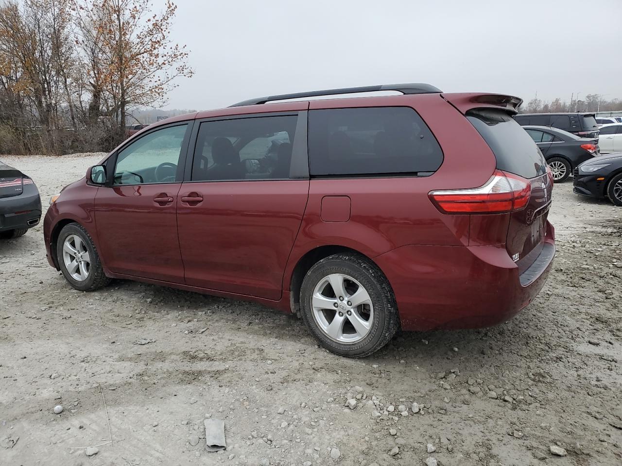 2015 TOYOTA SIENNA LE photo 2