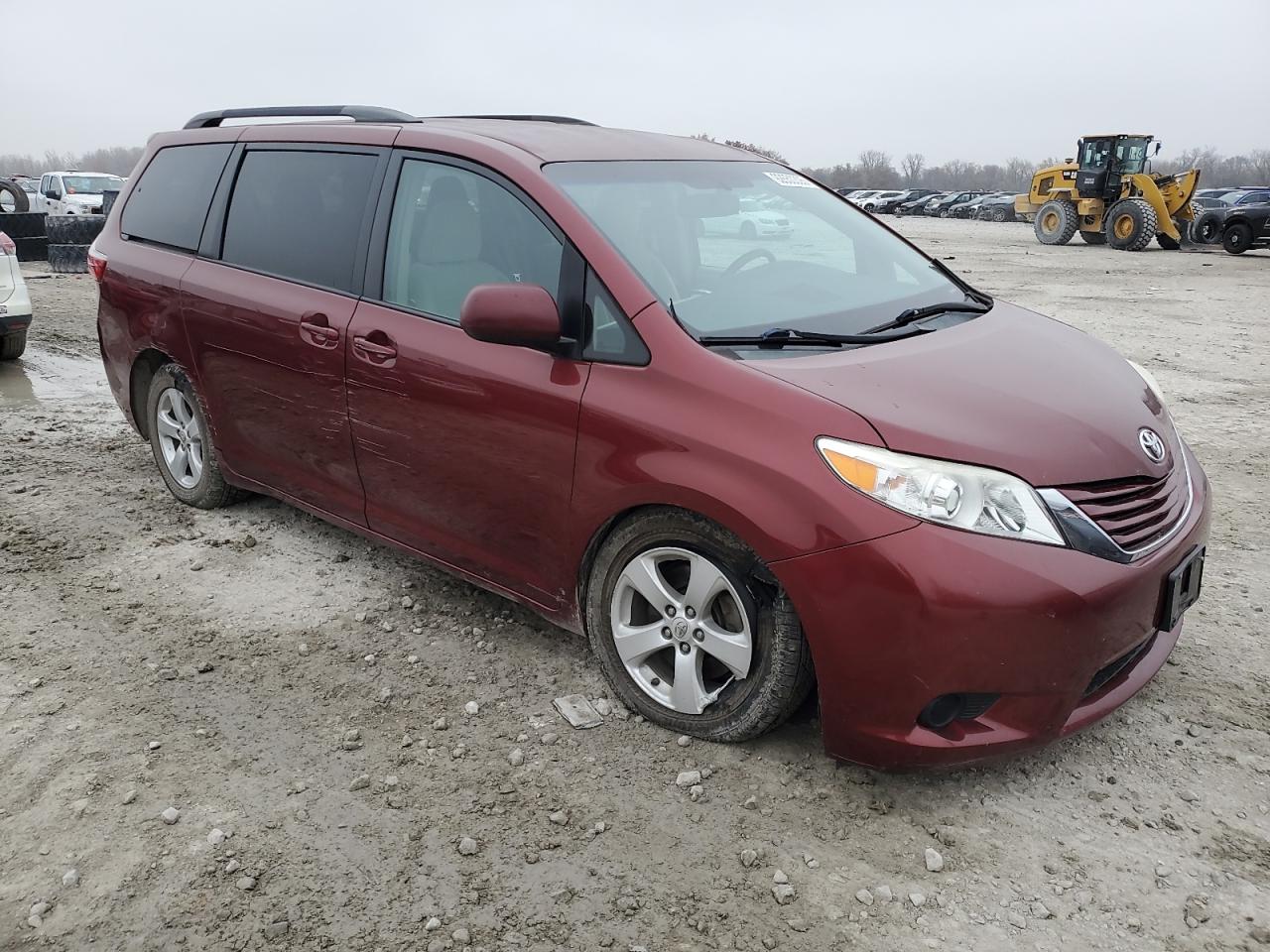 2015 TOYOTA SIENNA LE photo 4