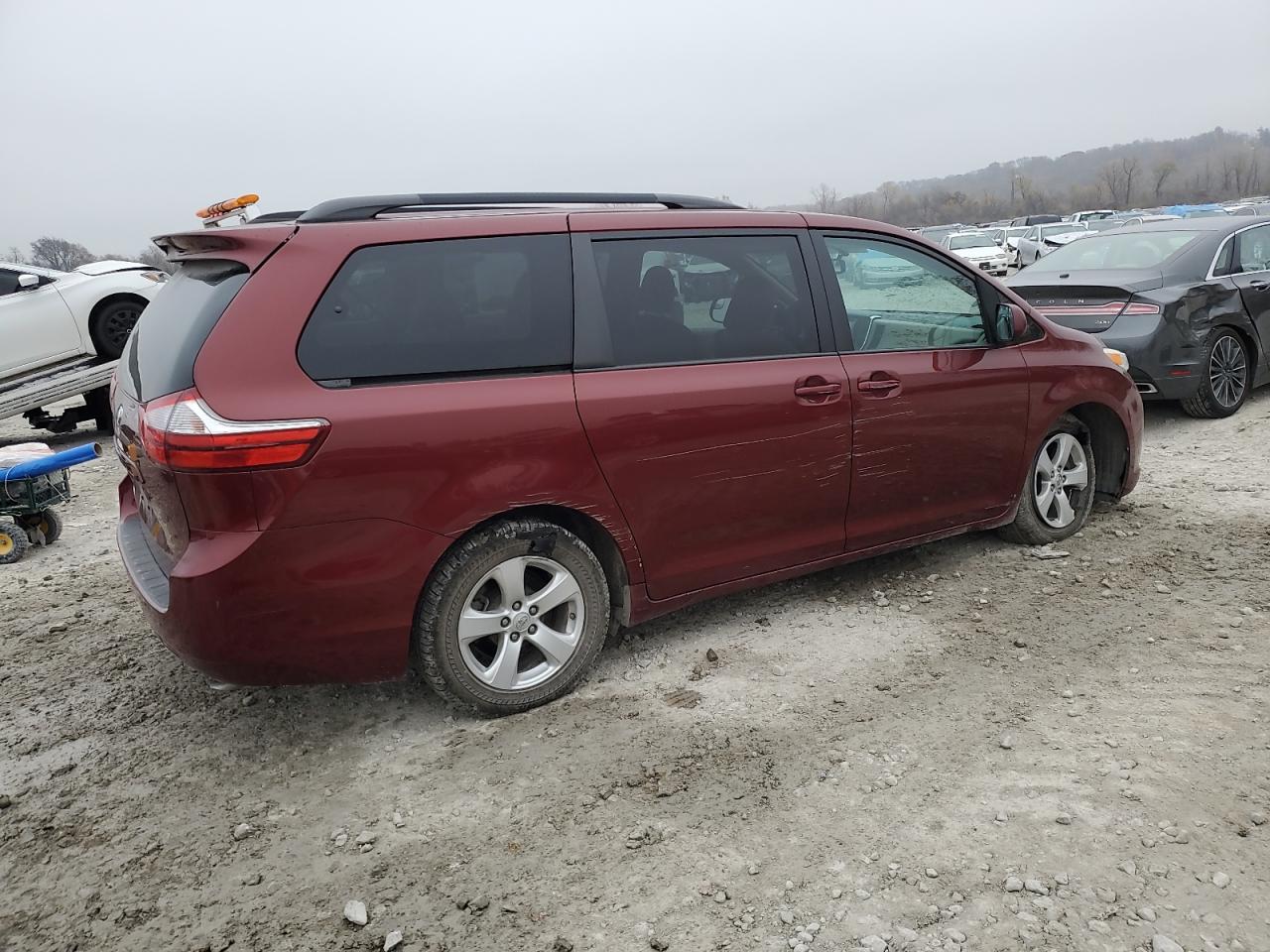 2015 TOYOTA SIENNA LE photo 3