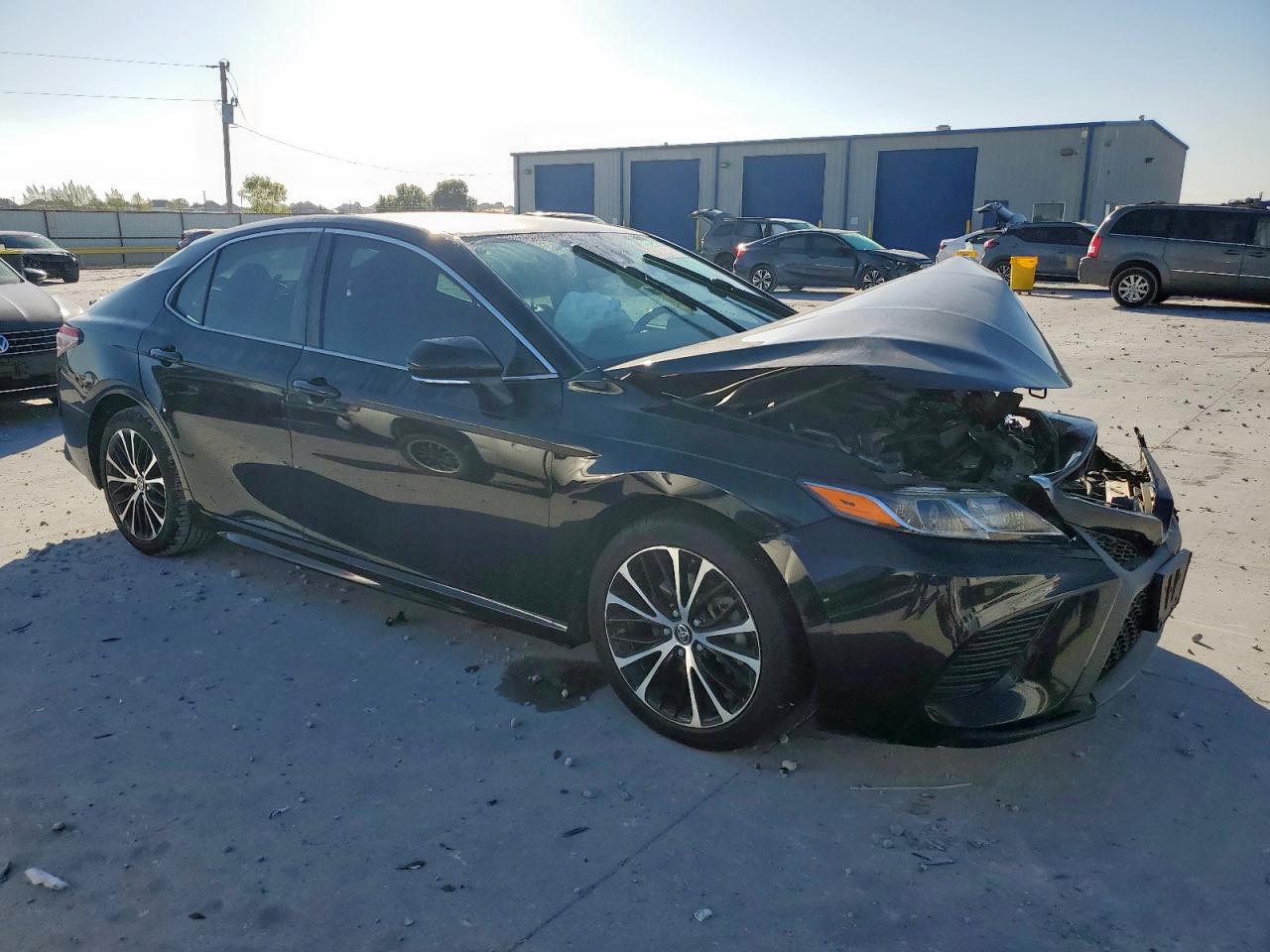 2019 TOYOTA CAMRY photo 4