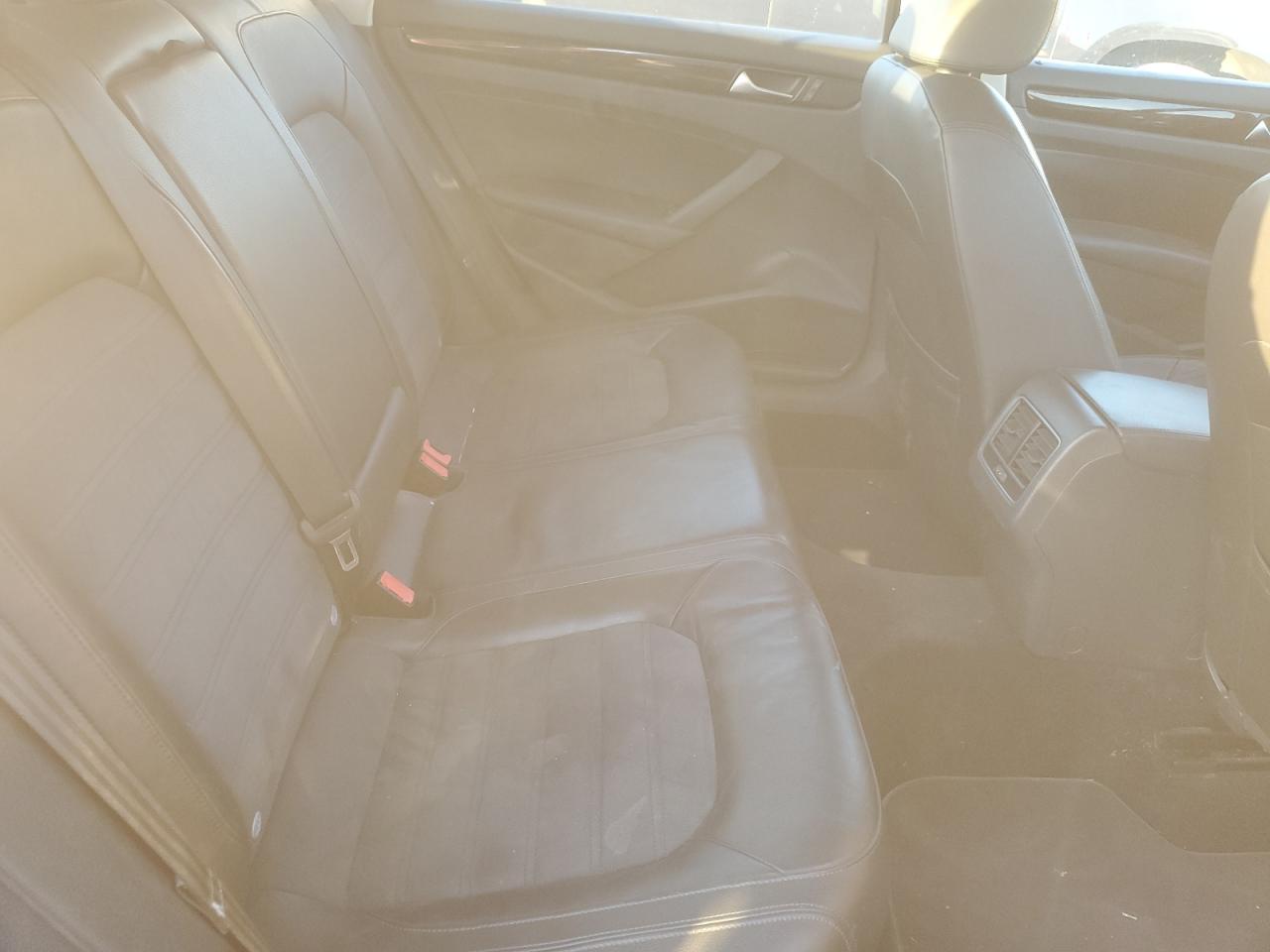2014 VOLKSWAGEN PASSAT SEL photo 19