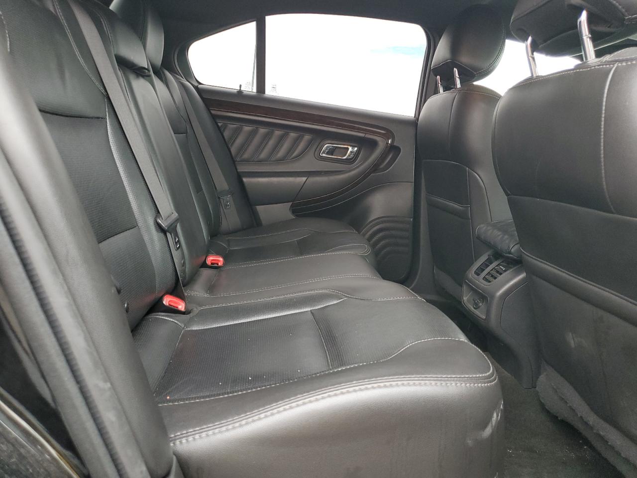 2015 FORD TAURUS photo 19
