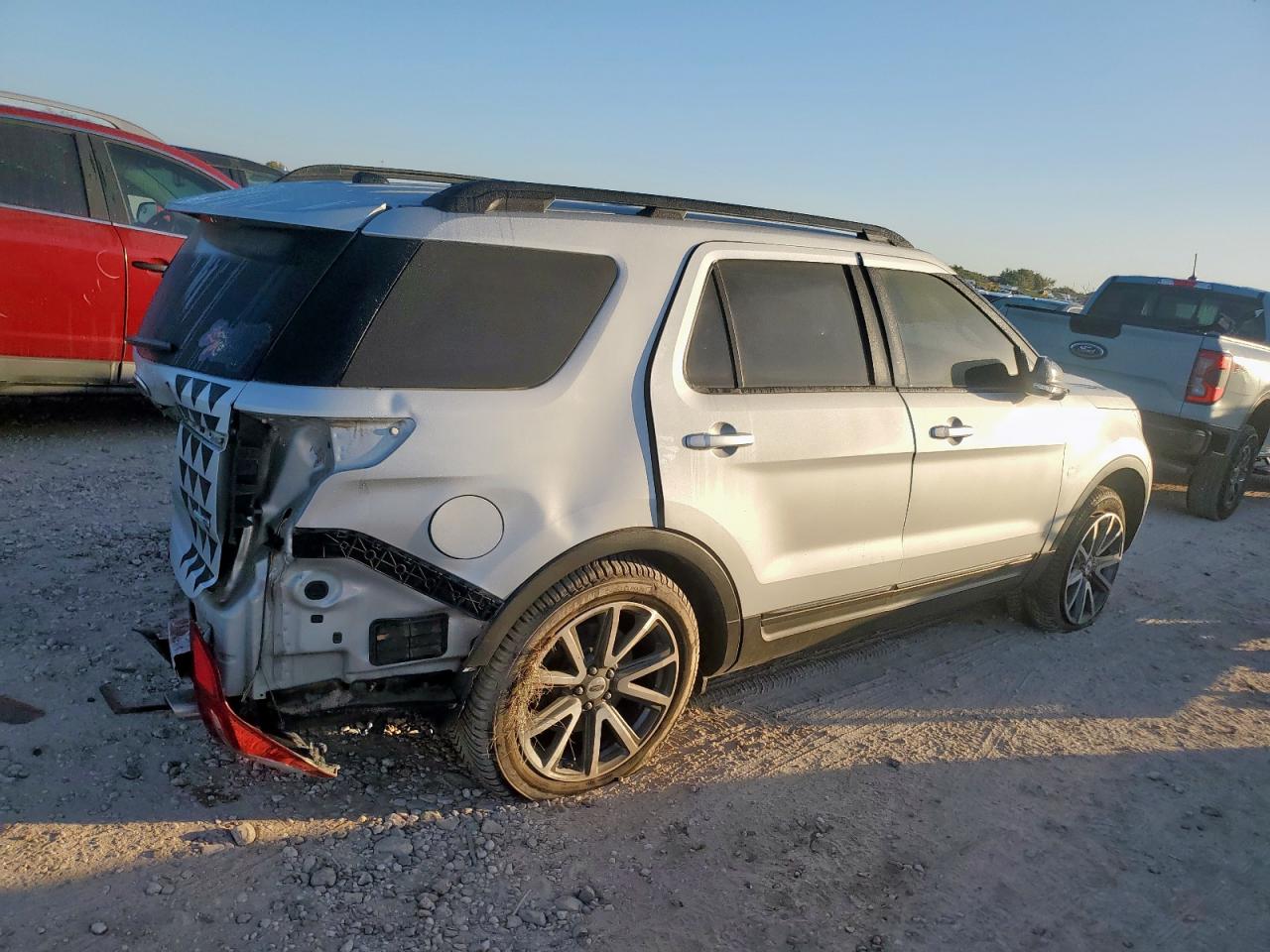 2015 FORD EXPLORER XLT photo 3