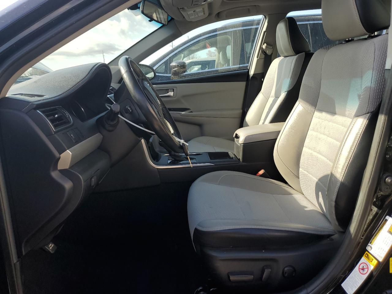 2016 TOYOTA CAMRY SE photo 19
