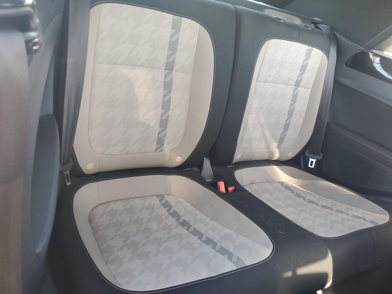 2018 VOLKSWAGEN BEETLE S photo 19