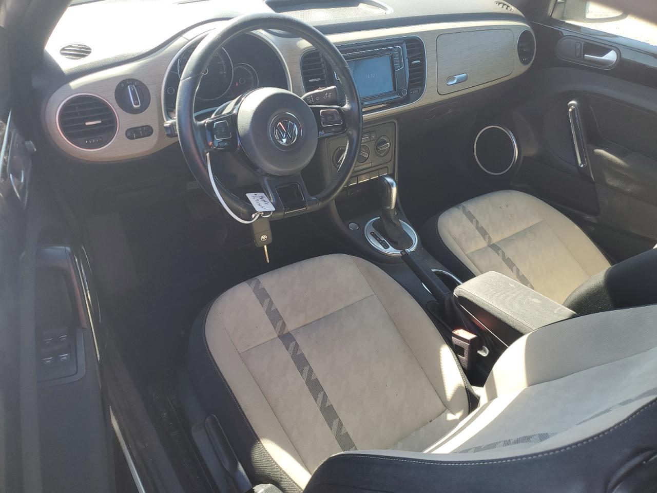 2018 VOLKSWAGEN BEETLE S photo 15
