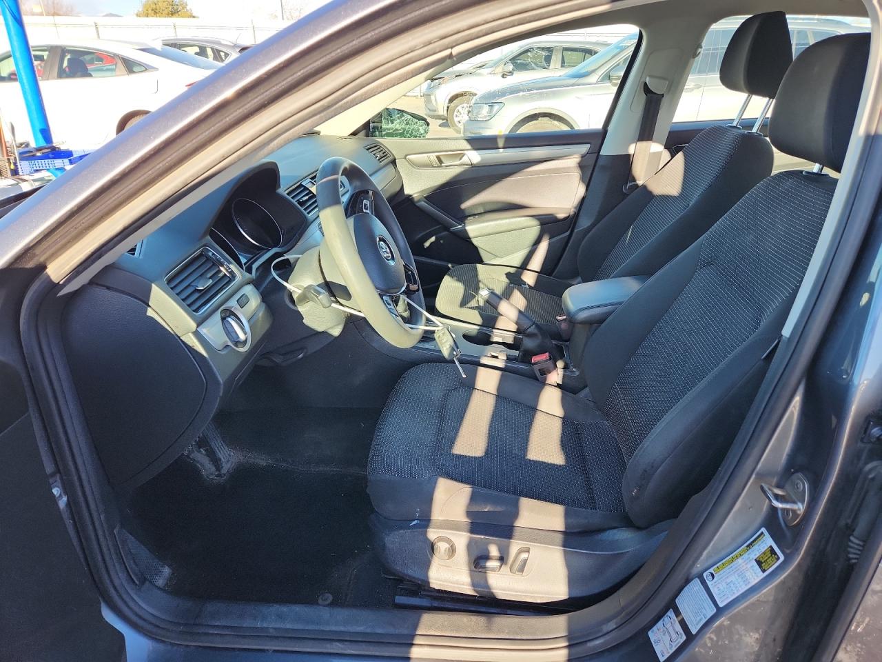 2018 VOLKSWAGEN PASSAT S photo 19