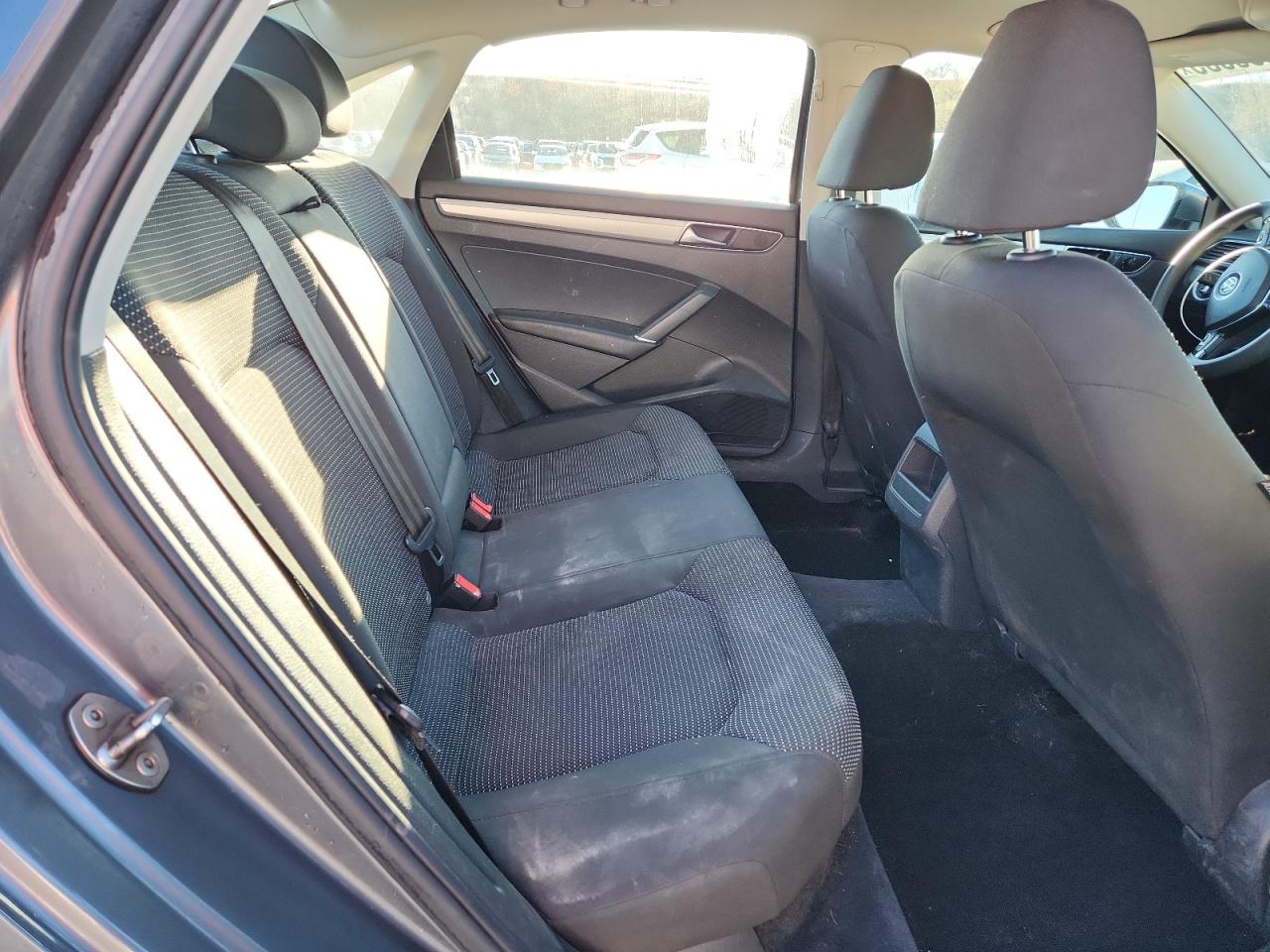 2018 VOLKSWAGEN PASSAT S photo 28