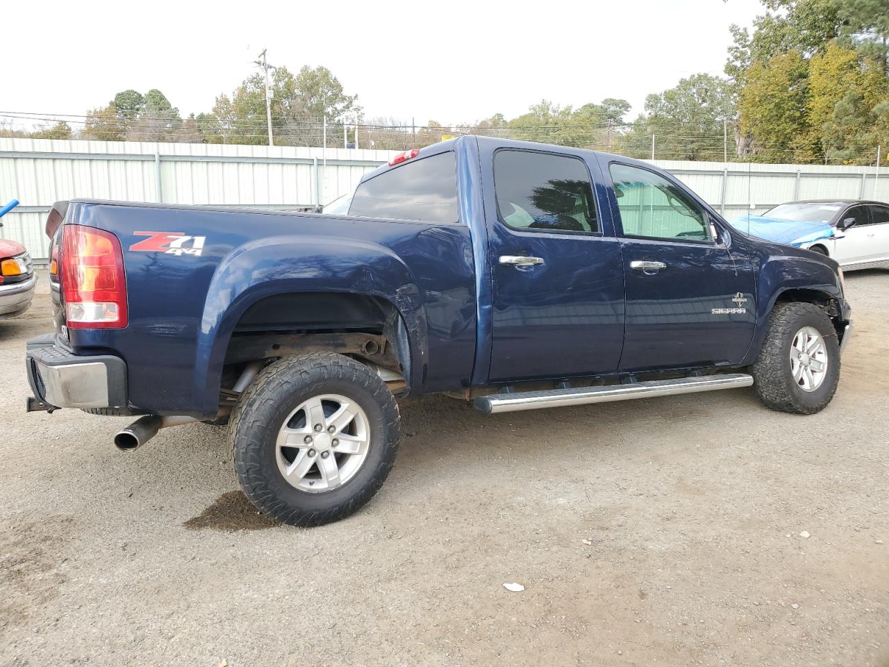 2011 GMC SIERRA photo 3
