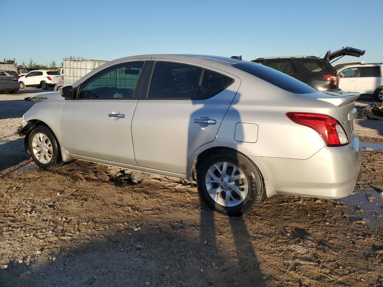 2018 NISSAN VERSA SV photo 4