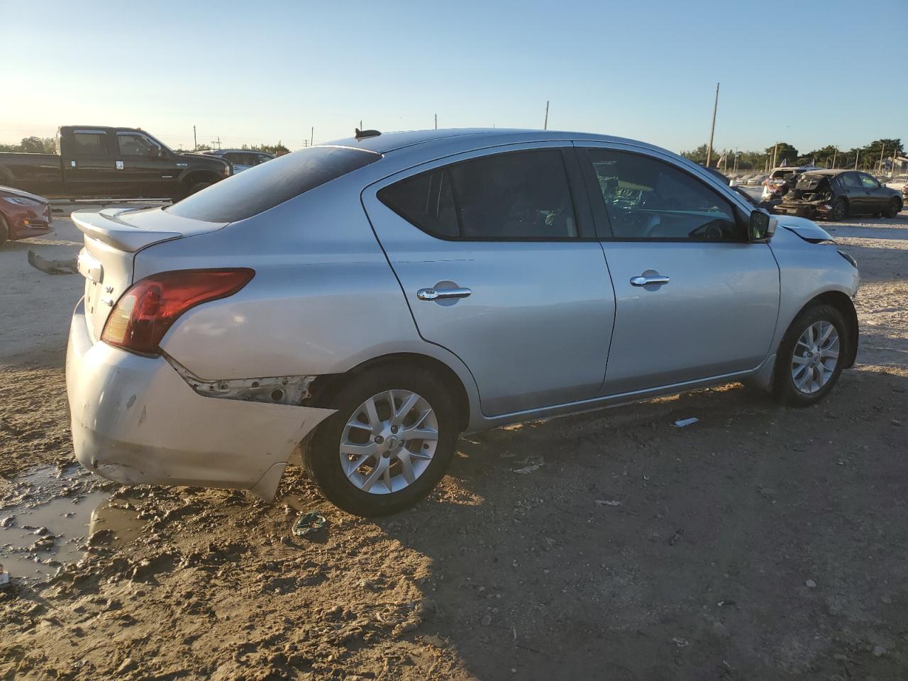 2018 NISSAN VERSA SV photo 7