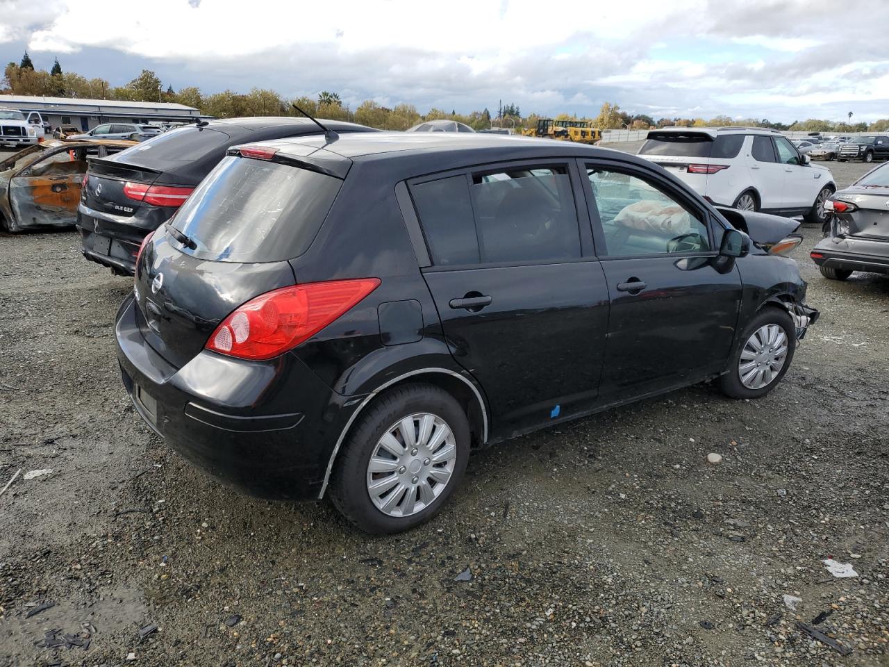 2011 NISSAN VERSA S photo 3