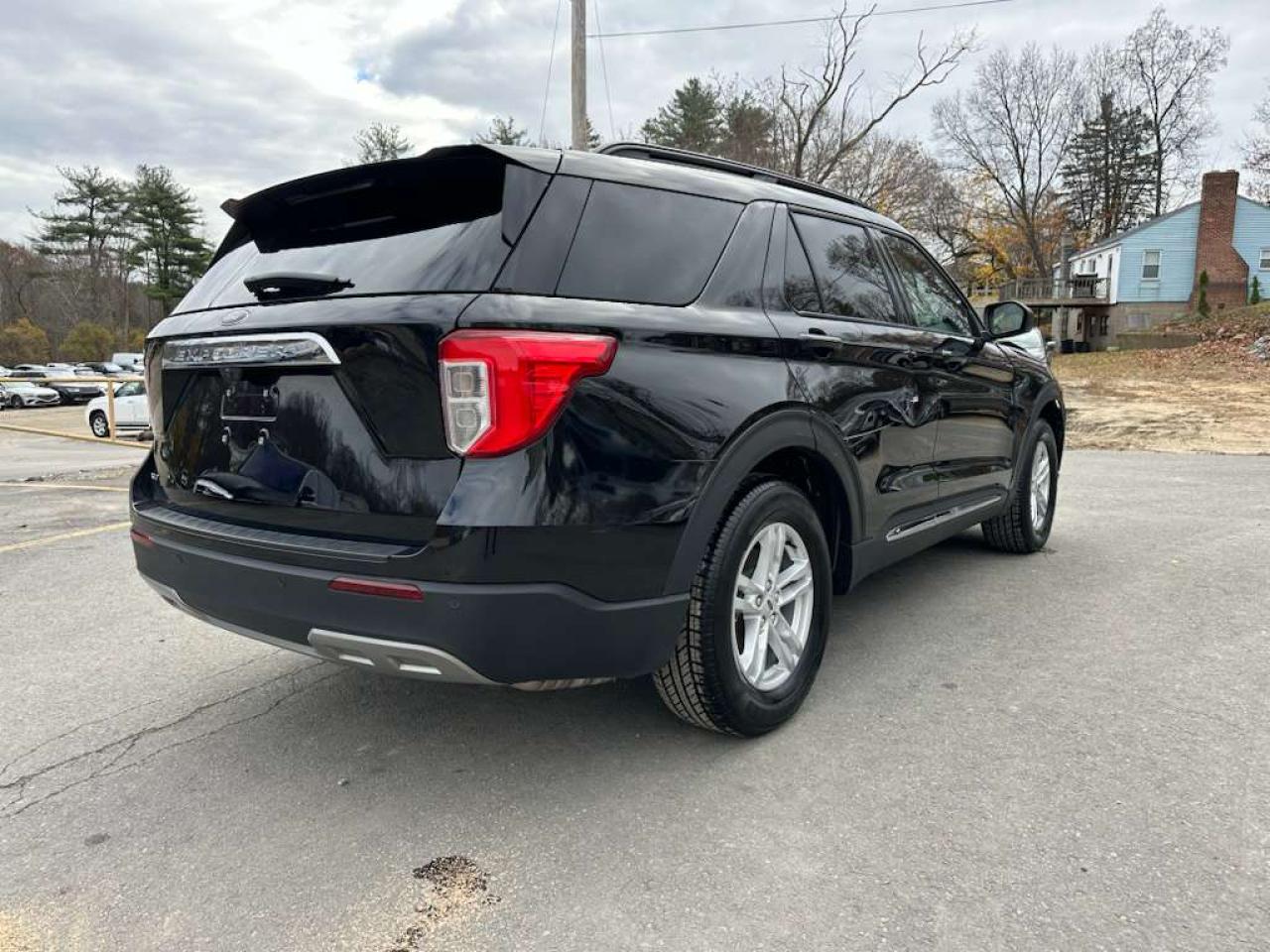 2024 FORD EXPLORER XLT photo 3