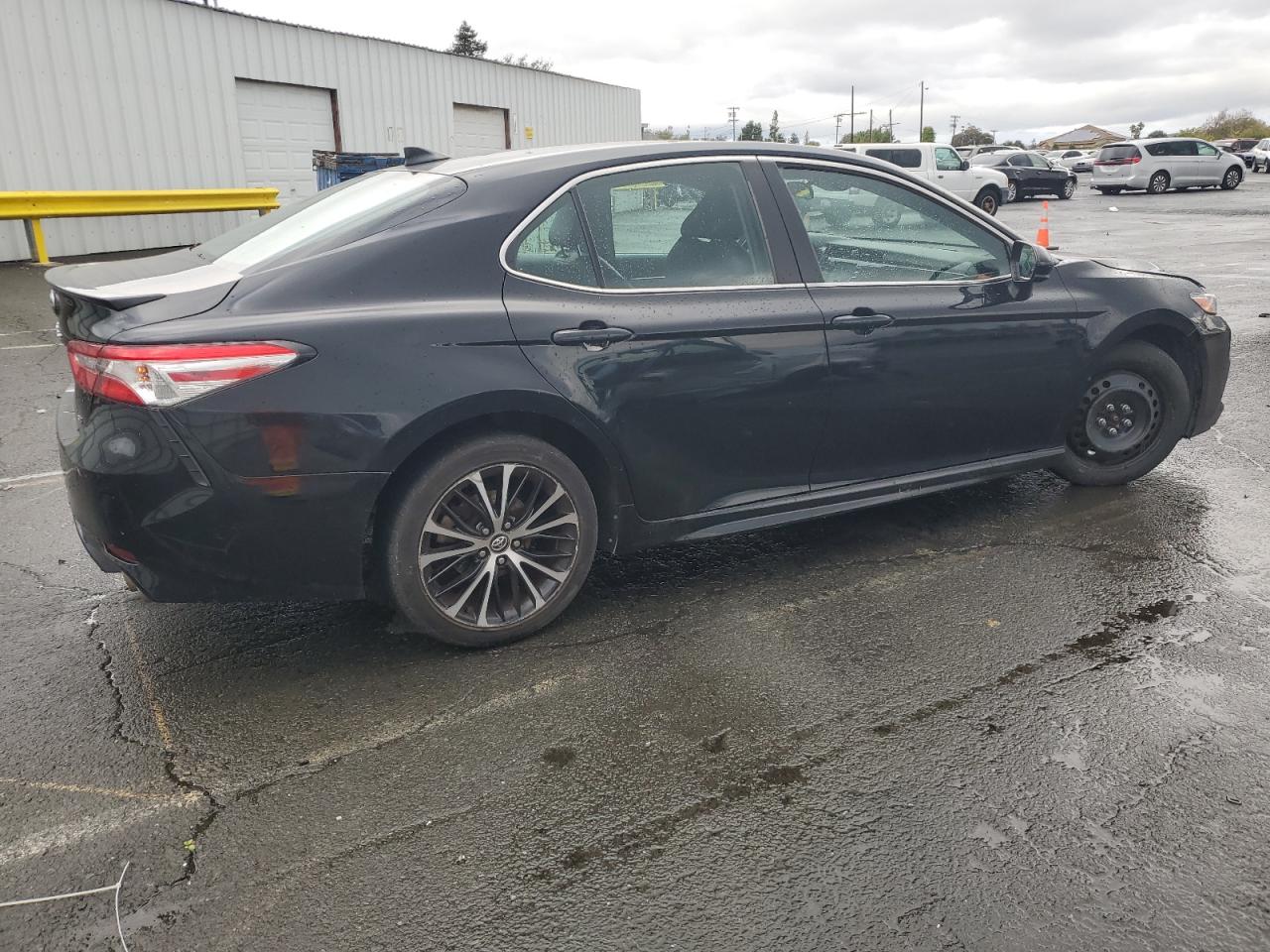2020 TOYOTA CAMRY SE photo 3
