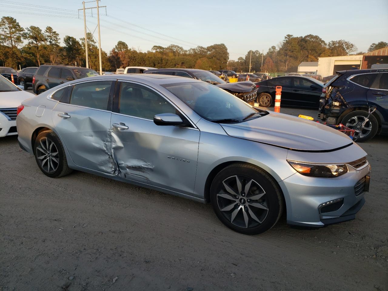 2017 CHEVROLET MALIBU LT photo 4