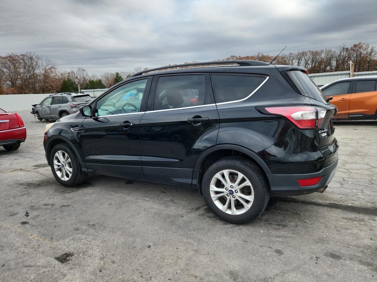 2017 FORD ESCAPE SE photo 2