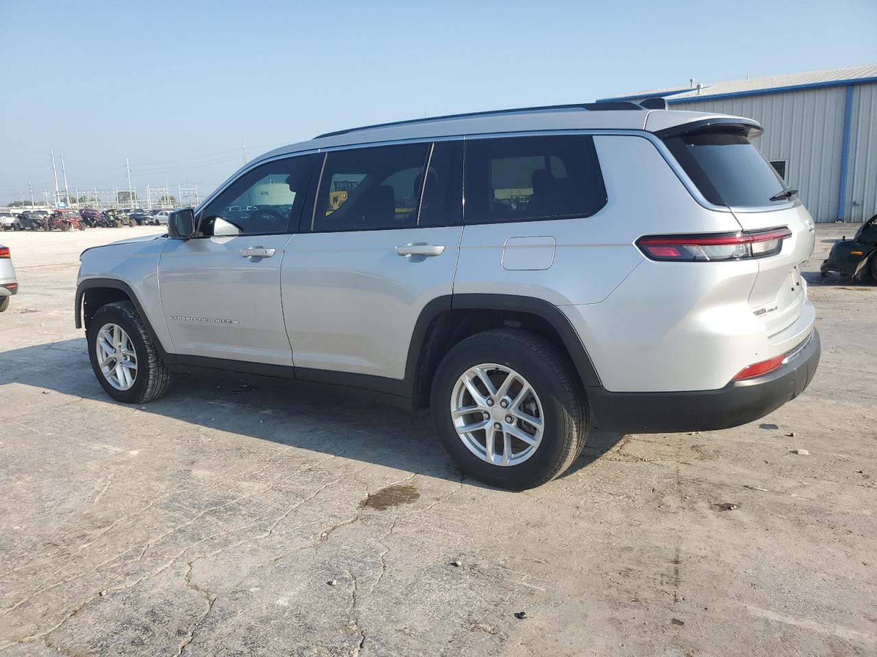 2023 JEEP GRAND CHEROKEE L LAREDO photo 3