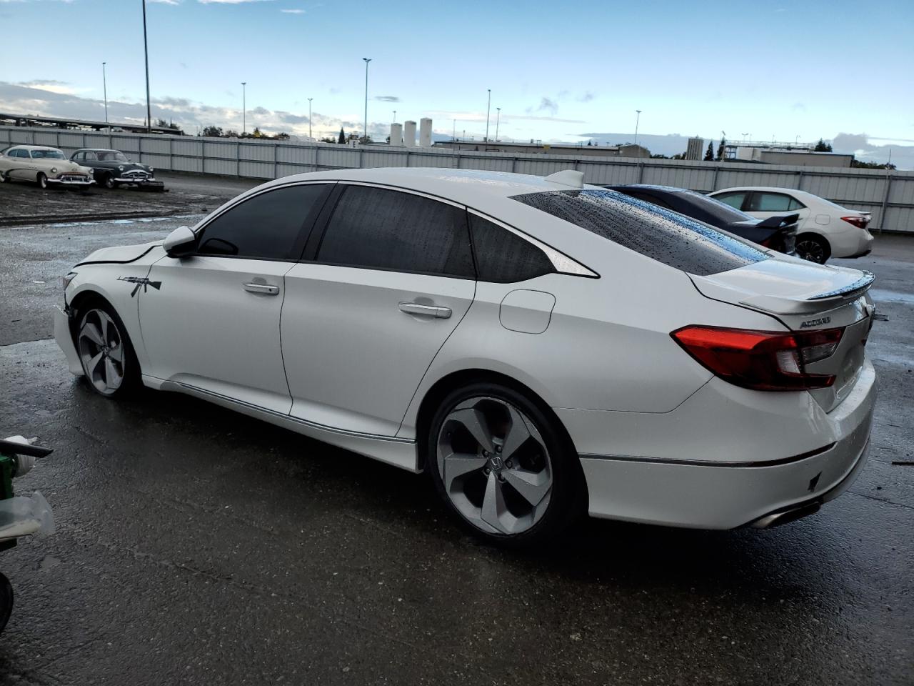 2018 HONDA ACCORD TOURING photo 2