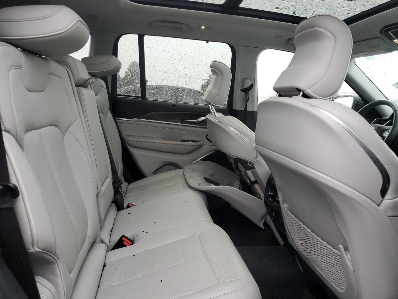2022 JEEP GRAND CHEROKEE OVERLAND photo 31