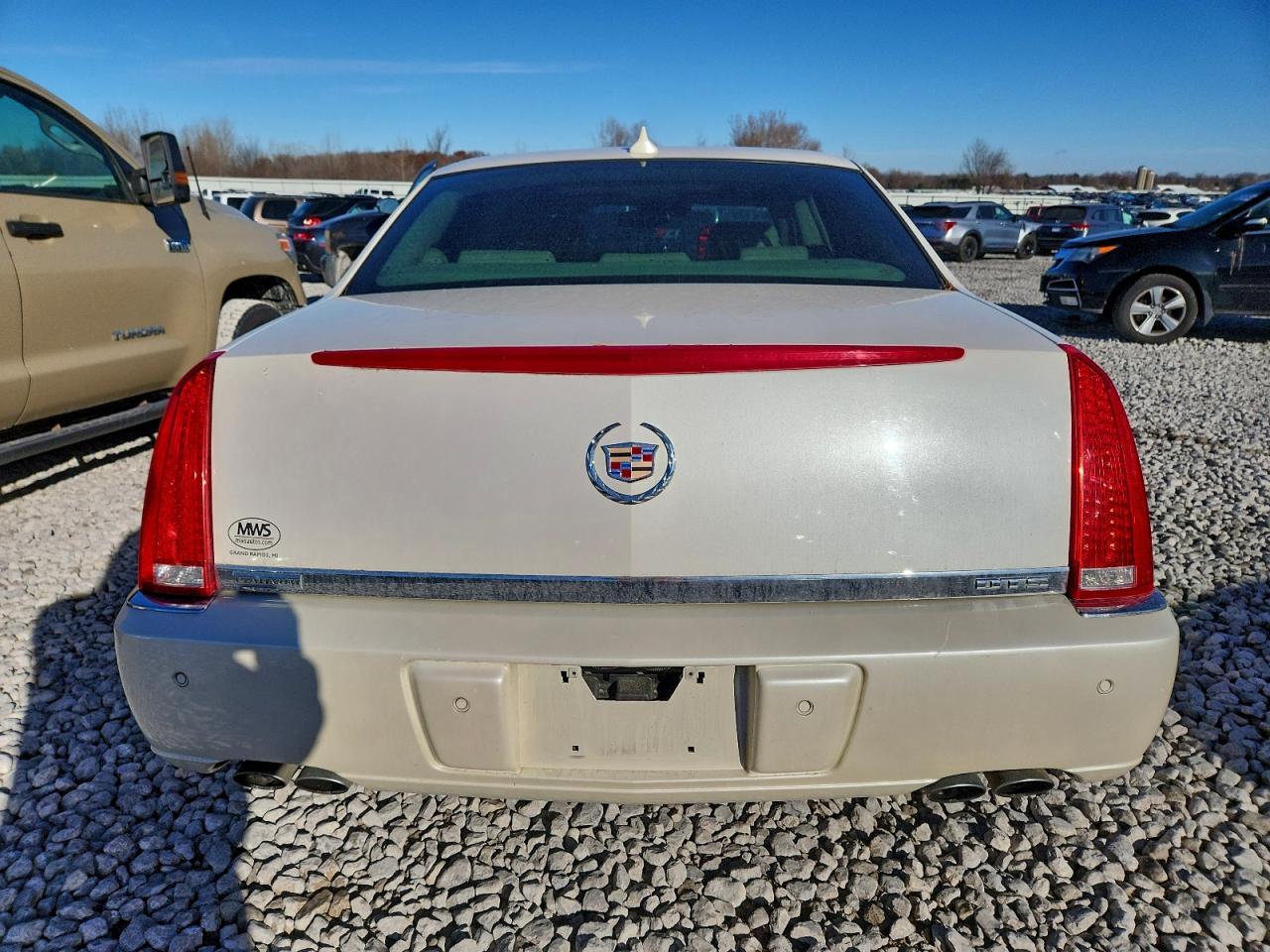 2011 CADILLAC DTS PLATINUM photo 11