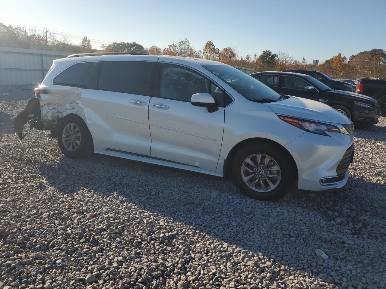 2022 TOYOTA SIENNA XLE photo 4