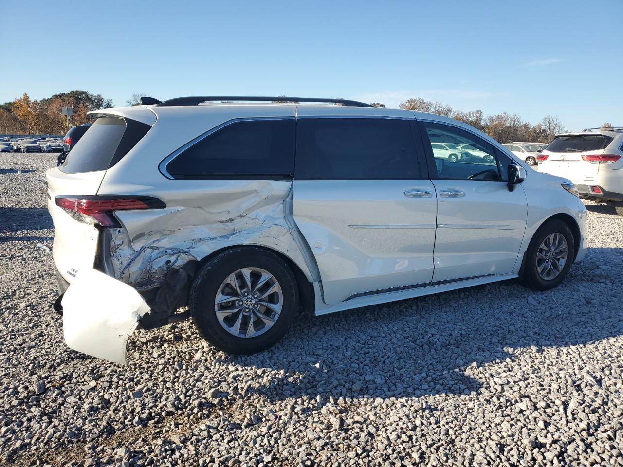 2022 TOYOTA SIENNA XLE photo 3