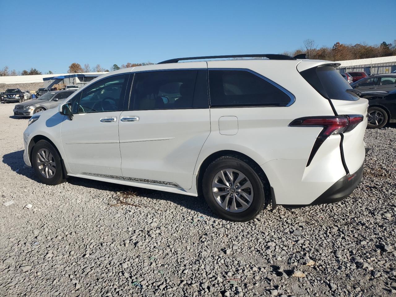 2022 TOYOTA SIENNA XLE photo 2
