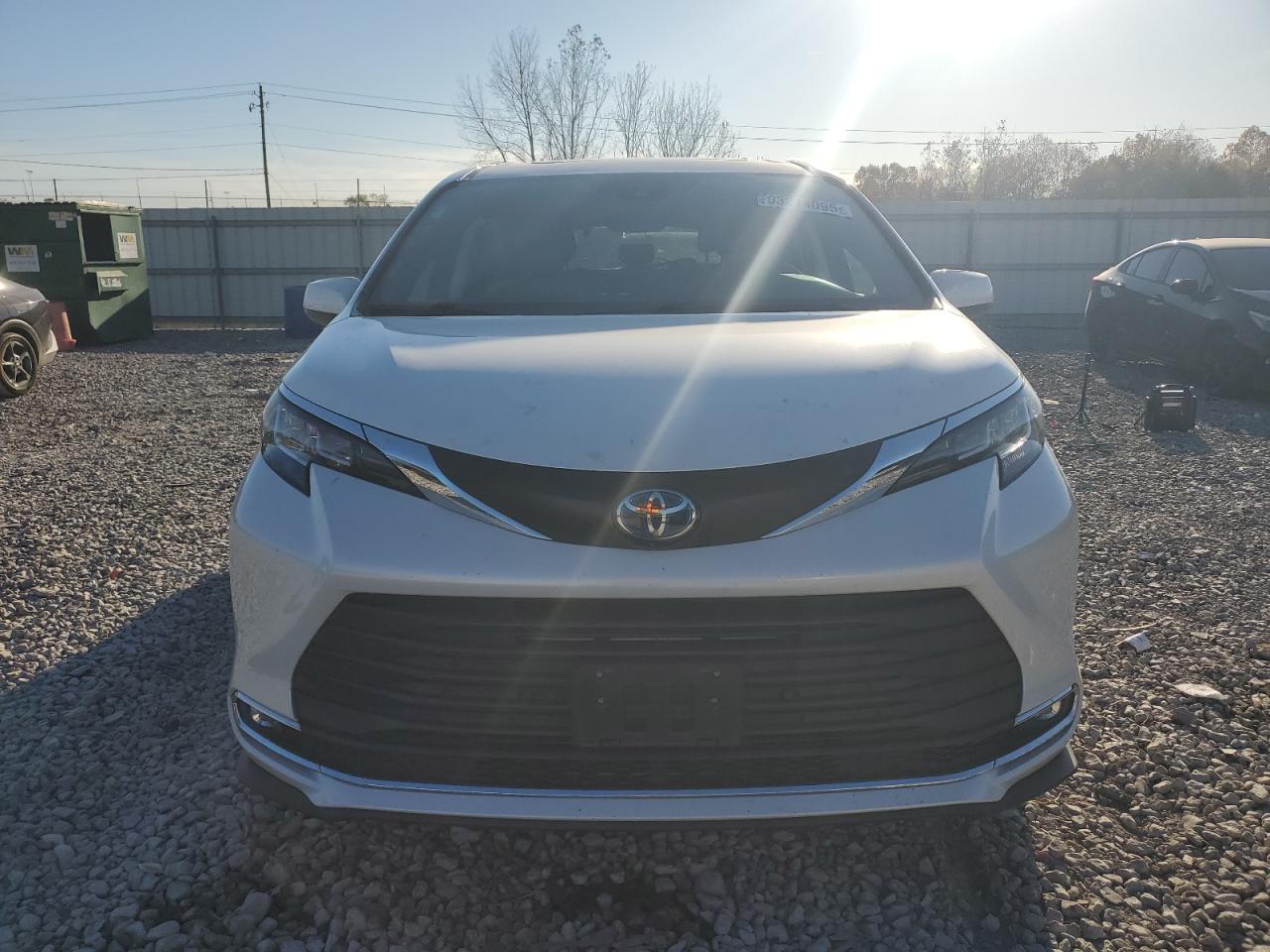 2022 TOYOTA SIENNA XLE photo 5