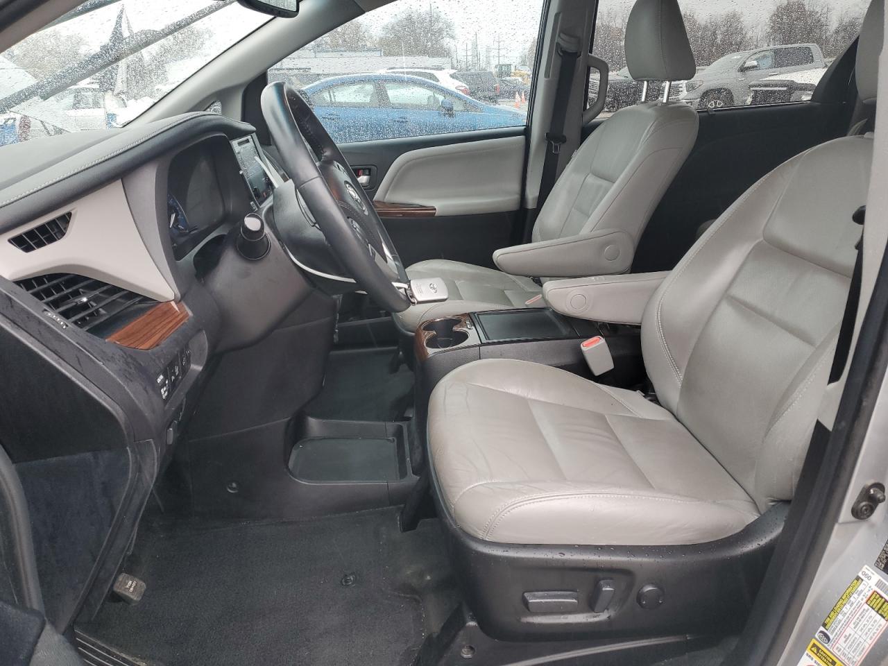 2016 TOYOTA SIENNA photo 7