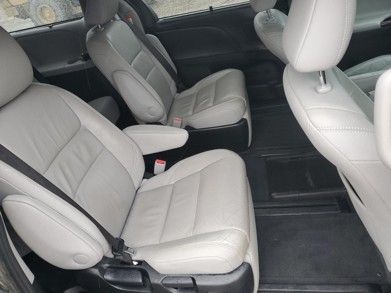 2016 TOYOTA SIENNA photo 11