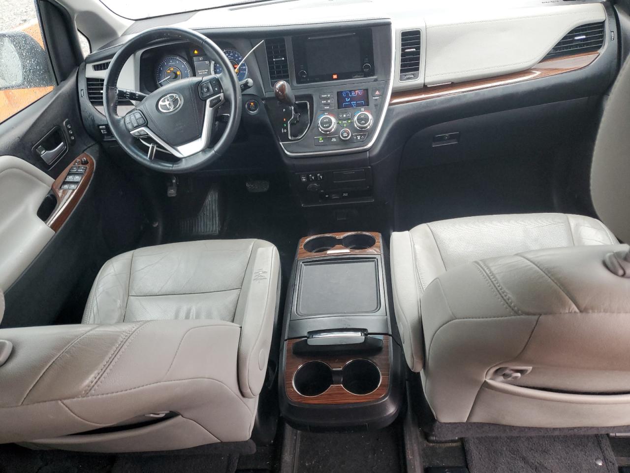 2016 TOYOTA SIENNA photo 8