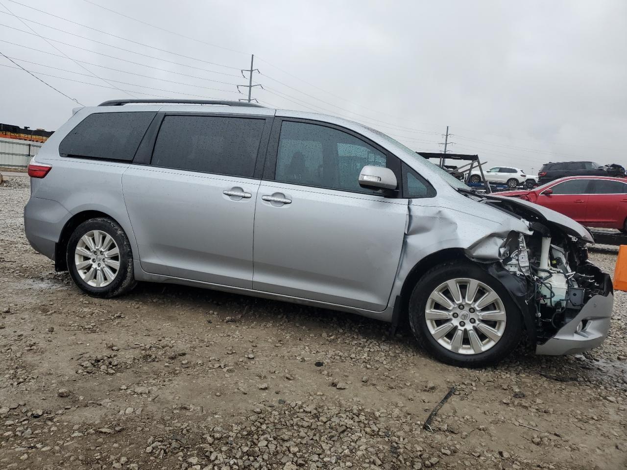 2016 TOYOTA SIENNA photo 4