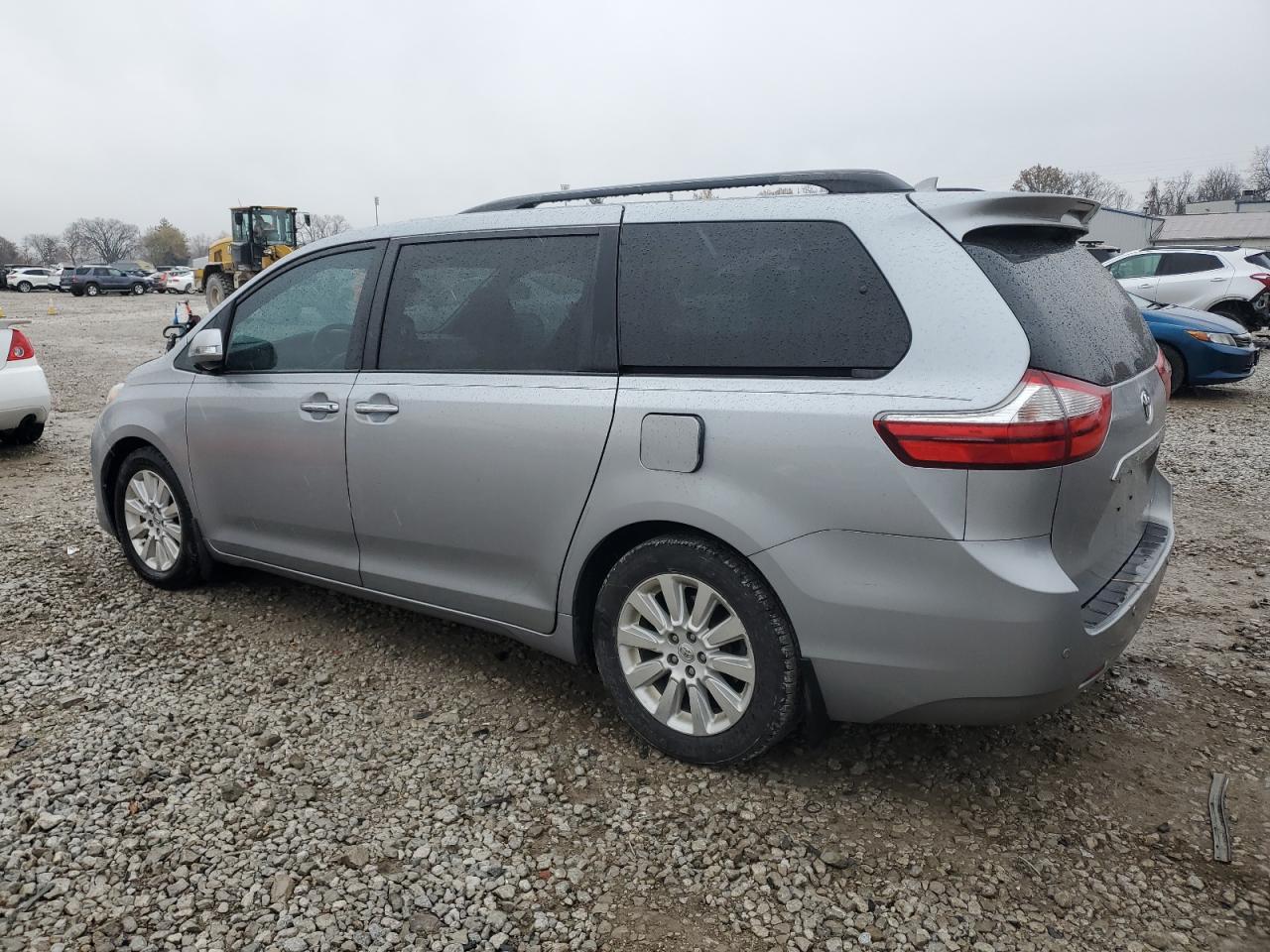 2016 TOYOTA SIENNA photo 2