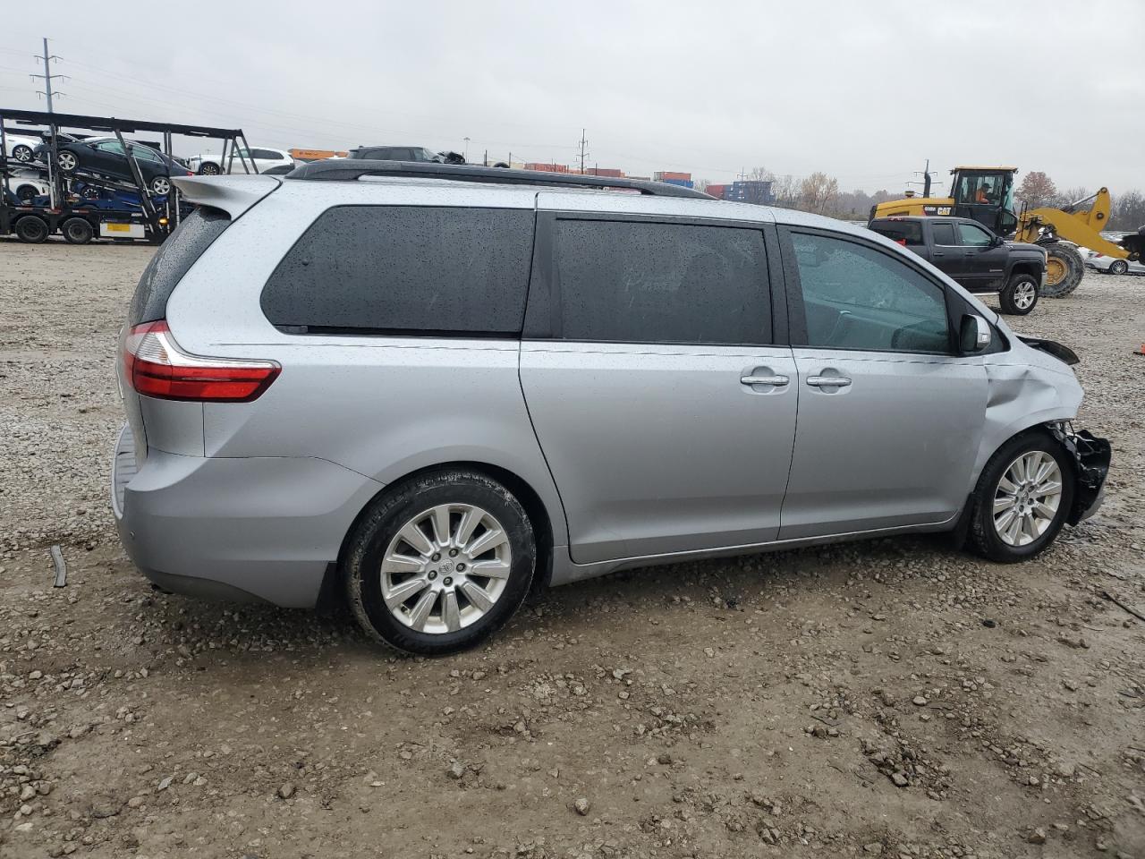 2016 TOYOTA SIENNA photo 3