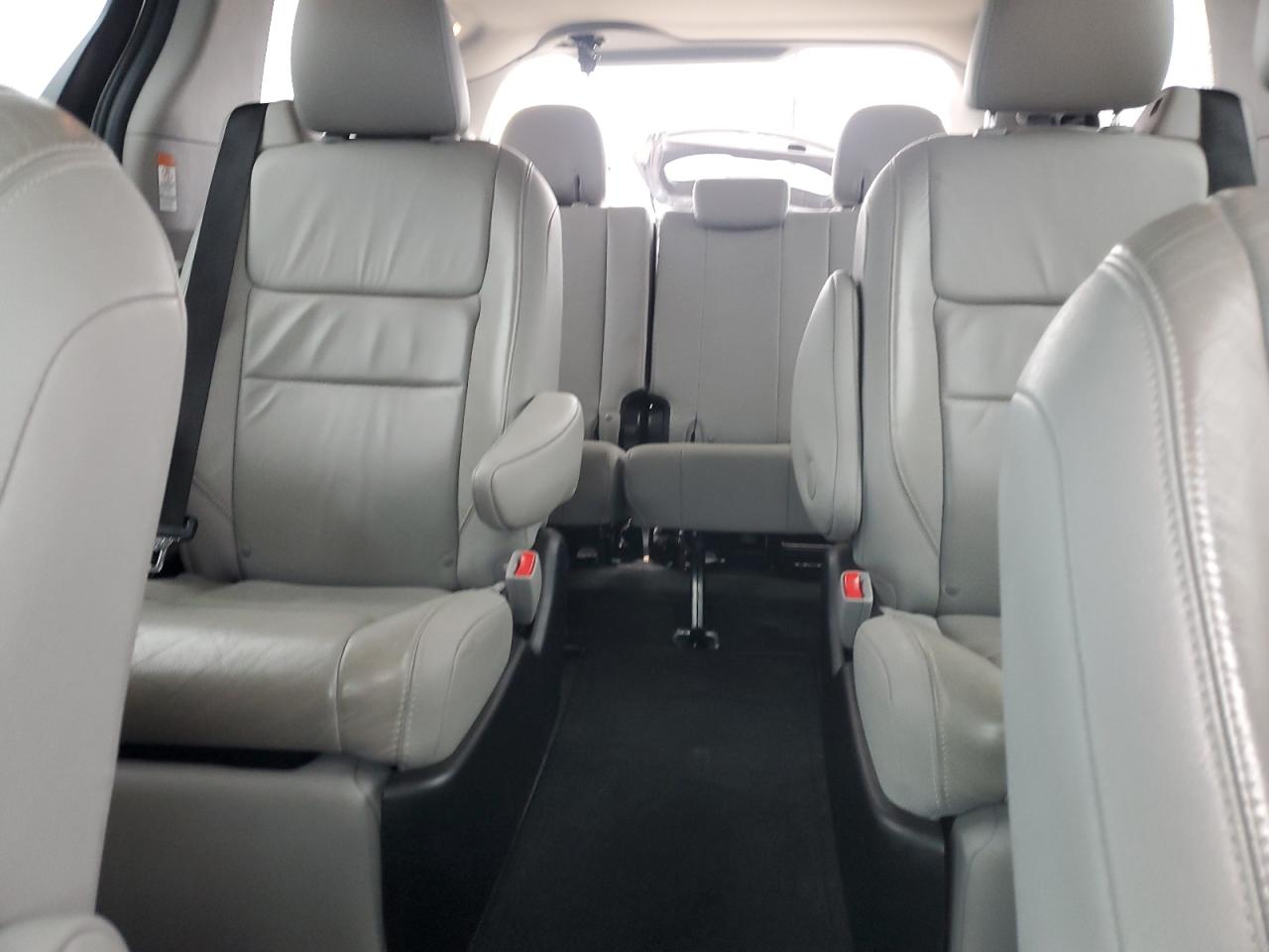 2016 TOYOTA SIENNA photo 10