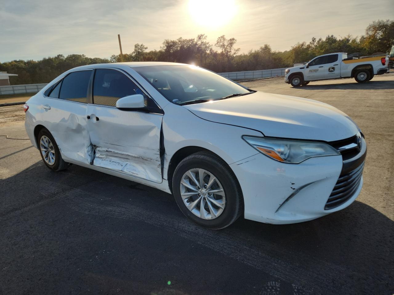2017 TOYOTA CAMRY LE photo 4