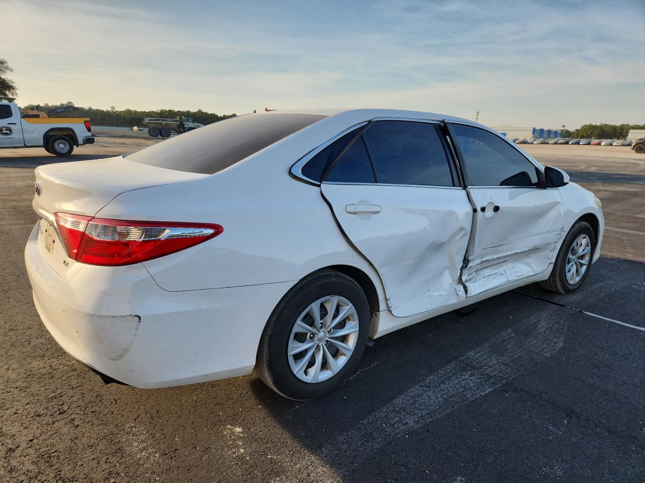 2017 TOYOTA CAMRY LE photo 3