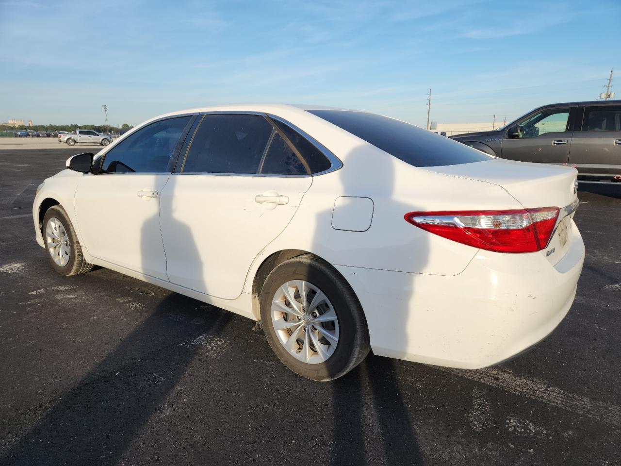 2017 TOYOTA CAMRY LE photo 2