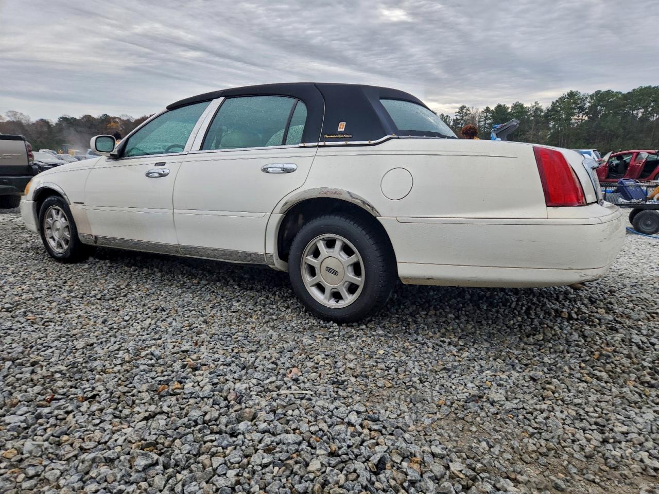 2000 LINCOLN TOWN CAR SIGNATURE photo 3