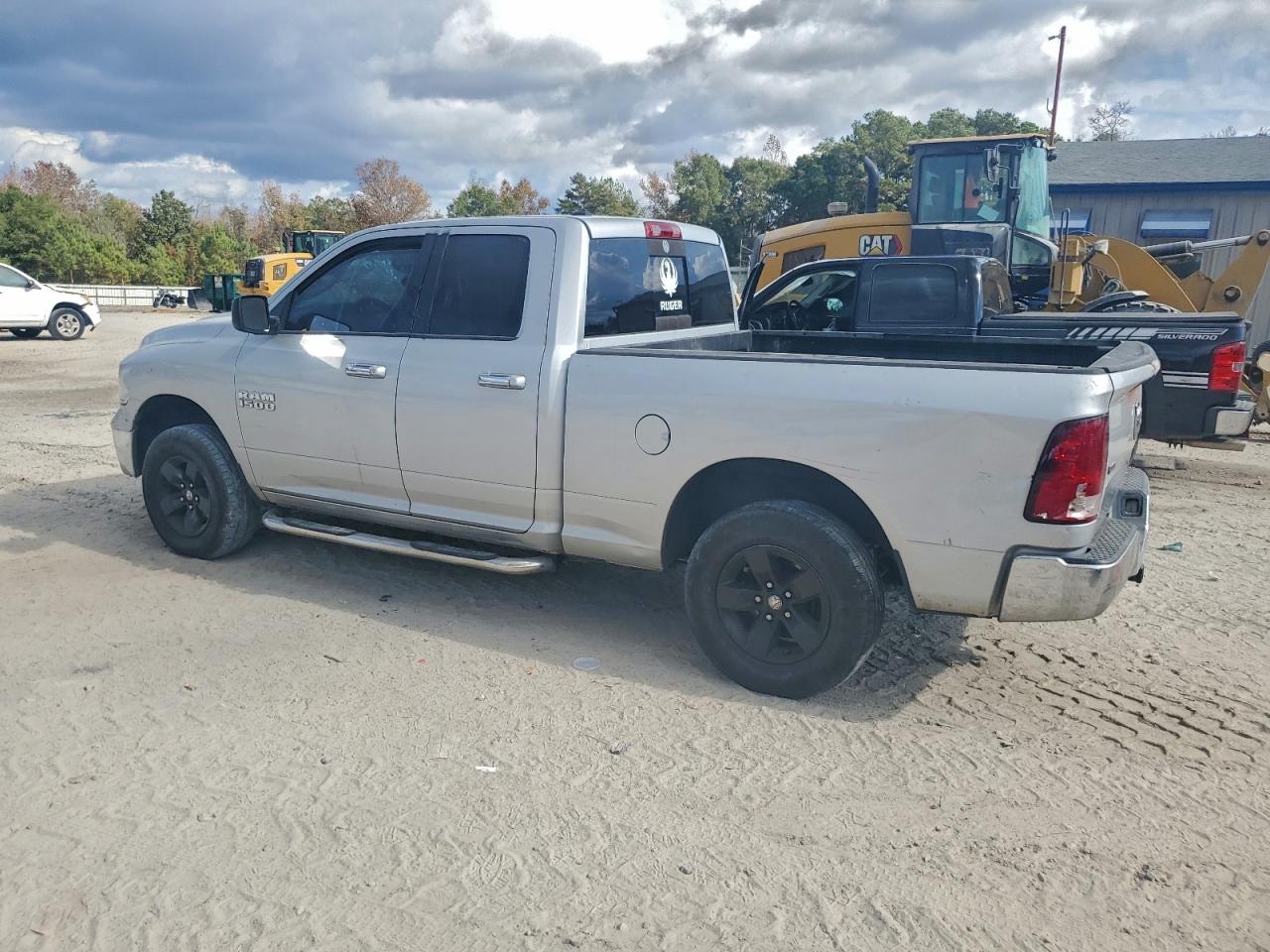 2015 RAM 1500 SLT photo 2